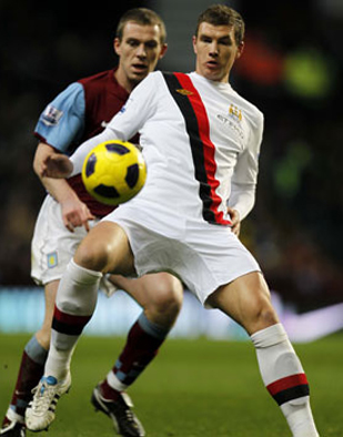 Edin_Dzeko_Manchester_City_Richard_Dunne_Aston_Villa